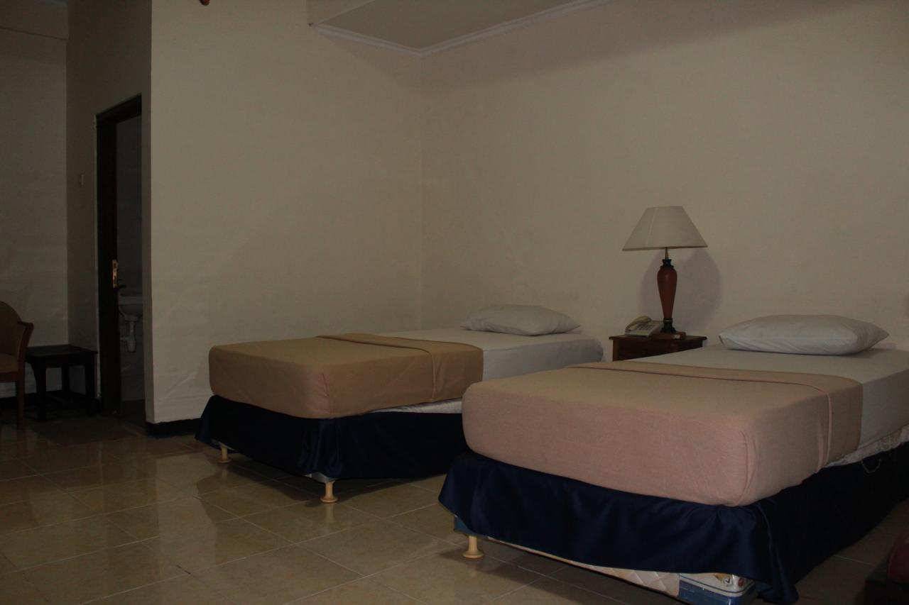 Hotel Simpang Tujuh Cepu Exterior foto