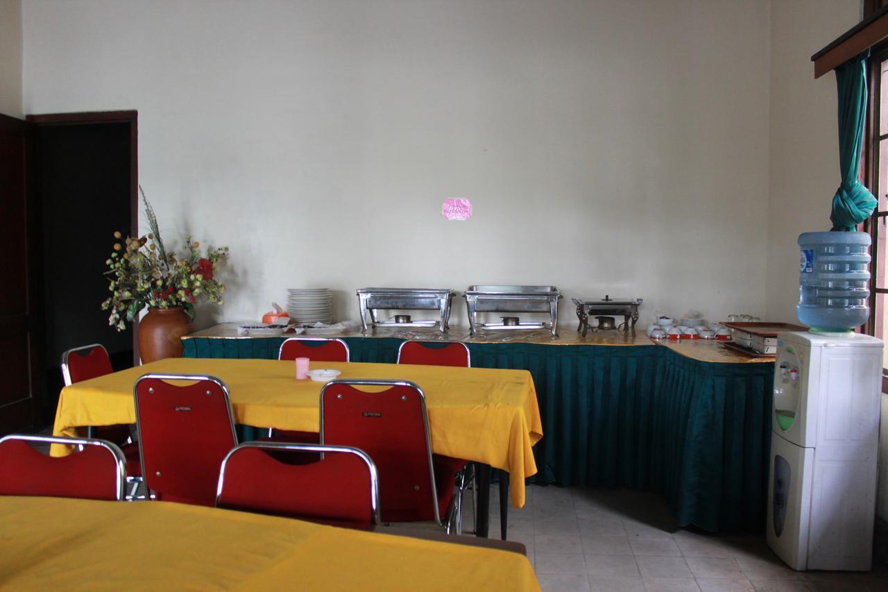 Hotel Simpang Tujuh Cepu Exterior foto