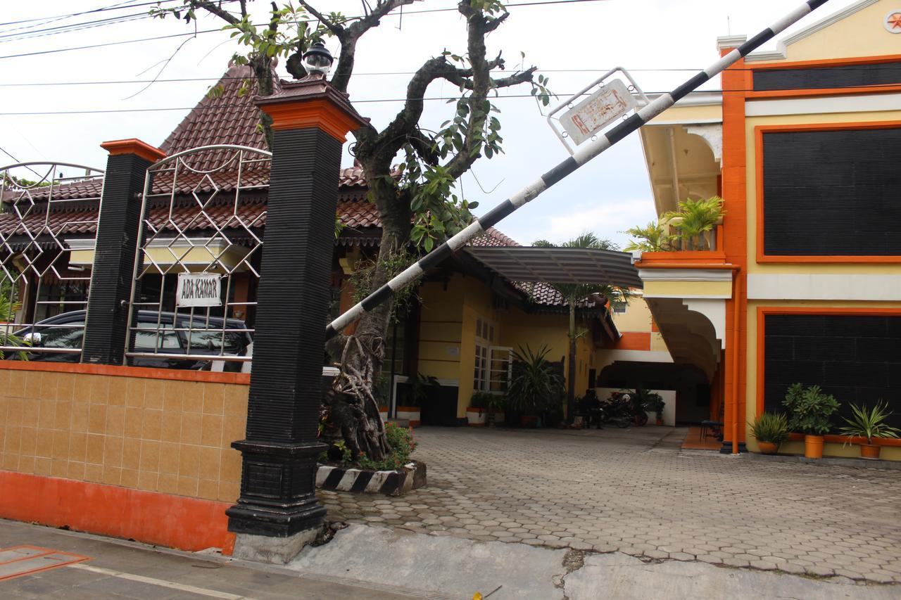 Hotel Simpang Tujuh Cepu Exterior foto